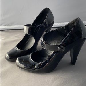 Black patent Mary Jane pumps